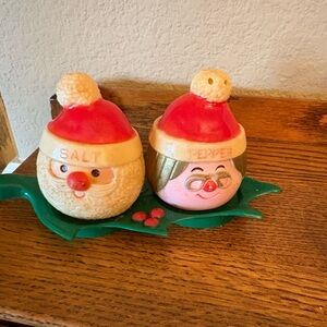 Vintage 1976 Santa and Mrs. Claus Salt and Pepper plastic Shakers with tray